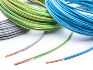 Fios elétricos de diferentes cores, incluindo o fio terra. O que acontece se ligar fase com terra pode comprometer a segurança da instalação.
