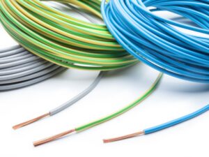 Fios coloridos enrolados.Fios neutro, fase e terra em destaque com foco em identificação correta. Entenda qual fio da choque: neutro ou fase em instalações elétricas seguras.