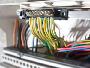Disjuntores com cabeamento elétrico. Painel elétrico com fiação organizada reforça o cuidado na instalação. Entenda qual fio da choque: neutro ou fase para garantir segurança total.