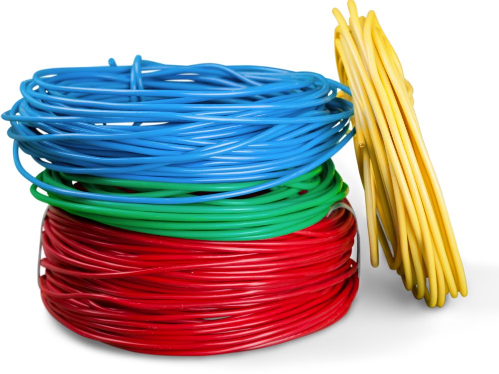 Fios azul, verde, vermelho e amarelo organizados de acordo com o Padrão de cores dos fios elétricos ABNT para instalações seguras.