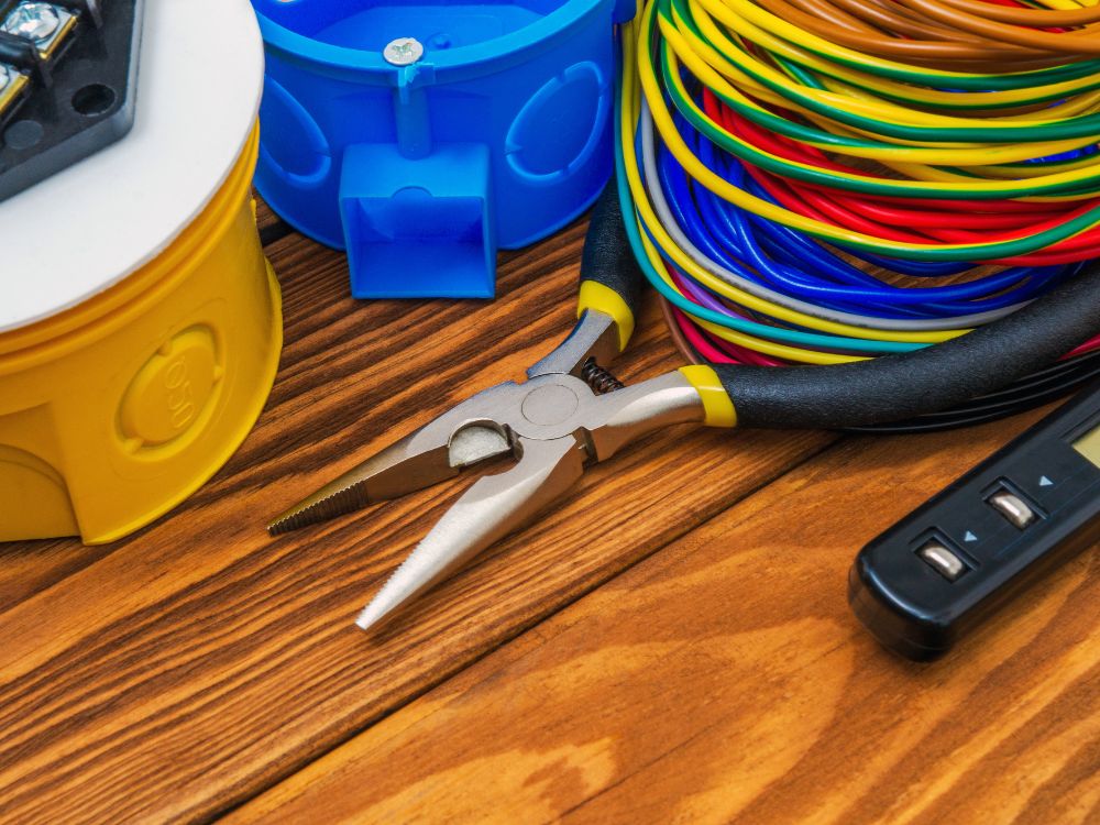 Bobinas de fios elétricos coloridos organizadas conforme o Padrão de cores dos fios elétricos ABNT, garantindo padronização visual.