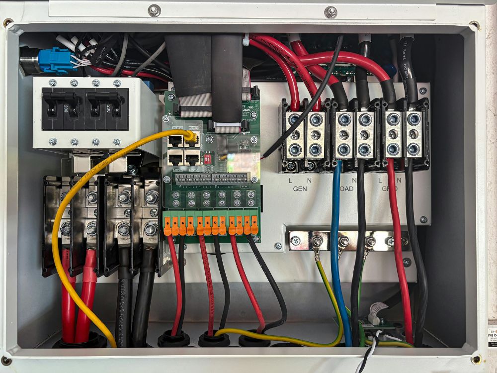 Painel de distribuição elétrica com disjuntores, cabos e conexões, mostrando onde podem ocorrer falhas e o que é fuga de corrente em sistemas elétricos.