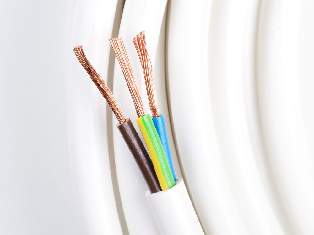 Cabo elétrico com fios de cobre e isolantes coloridos, recurso essencial para evitar choques e demonstrar o que é fuga de corrente em instalações.