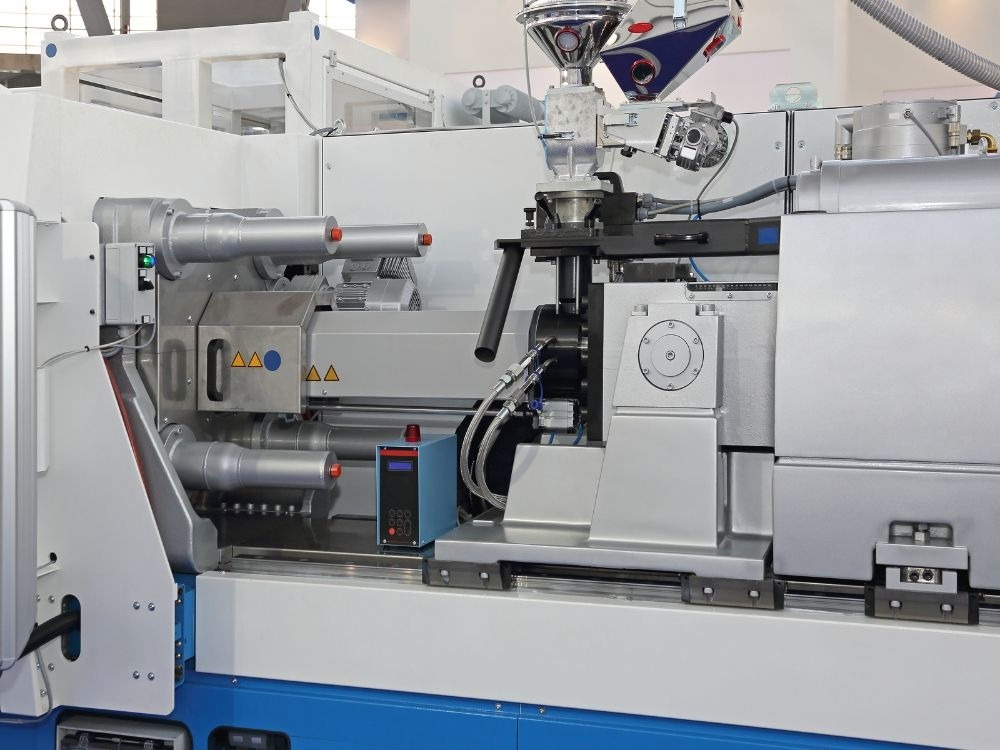 Máquina industrial operando com sistema trifásico para maior eficiência energética na produção.