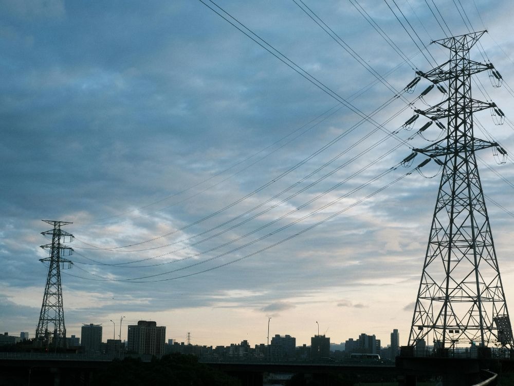 Linhas de transmissão de energia de um sistema trifásico em funcionamento em área urbana.