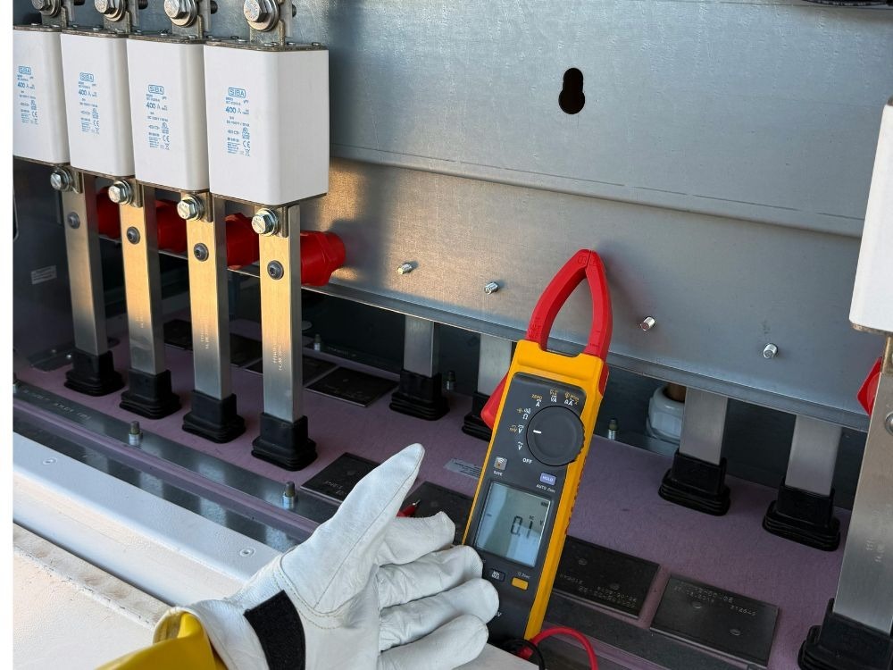 Medição elétrica em barramentos e fusíveis industriais, representando na prática o que é painel elétrico e como ocorre o controle de energia.