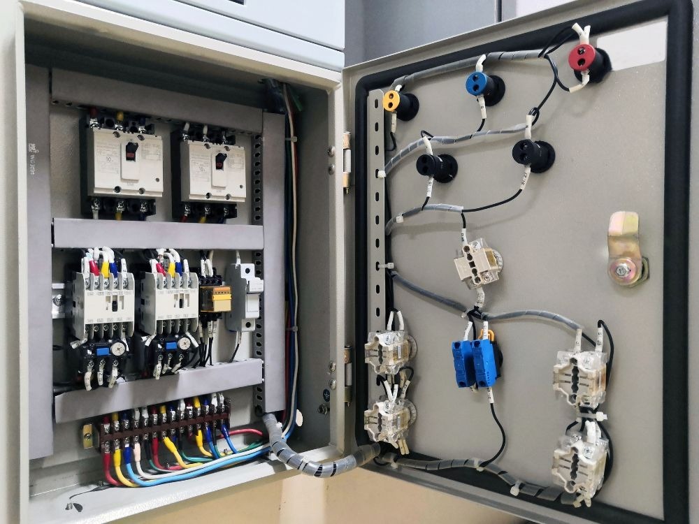 Vista interna de um quadro de comando com disjuntores e fiação organizada, exemplo prático para entender o que é painel elétrico e sua estrutura.