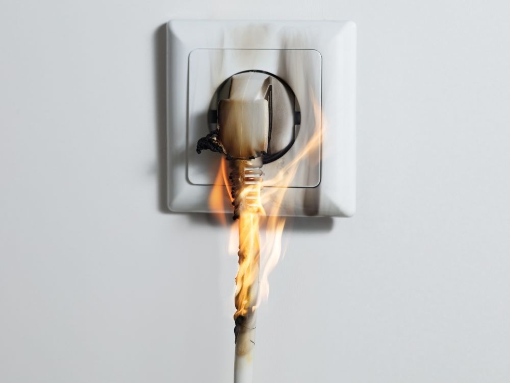 Como evitar curto circuito: uso excessivo de extensões e adaptadores em tomada pode provocar faíscas e curto circuito.