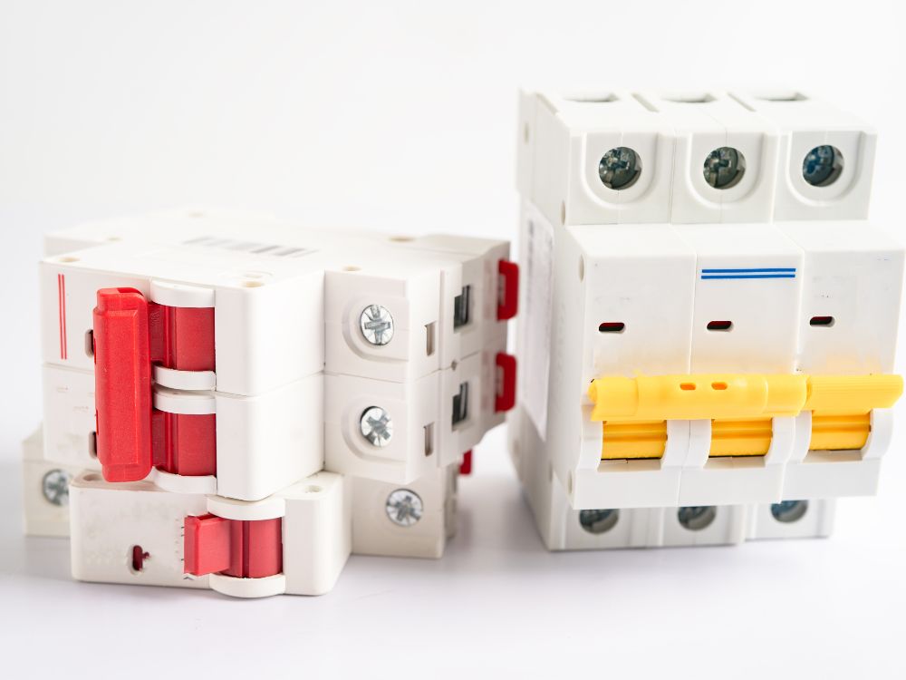 Modelos de disjuntores elétricos utilizados em instalações residenciais e industriais, equipamentos importantes para entender Como saber se o disjuntor queimou.