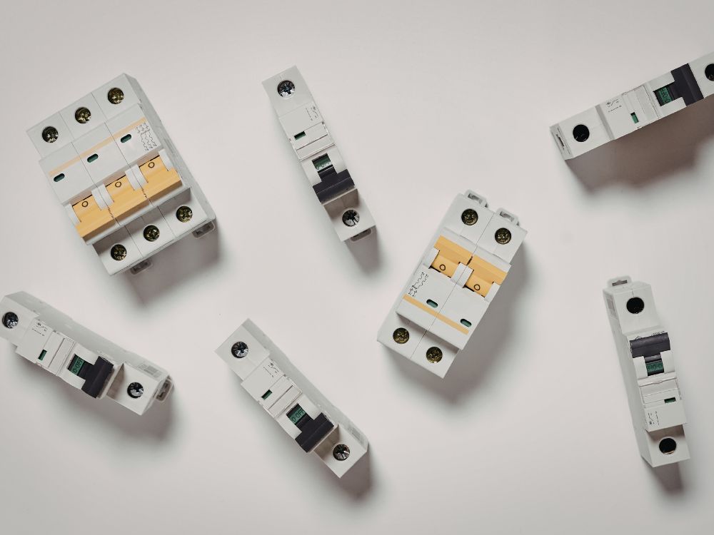 Conjunto de dispositivos elétricos incluindo dr e disjuntor organizados, destacando qual a diferença entre proteção contra fuga e sobrecarga.