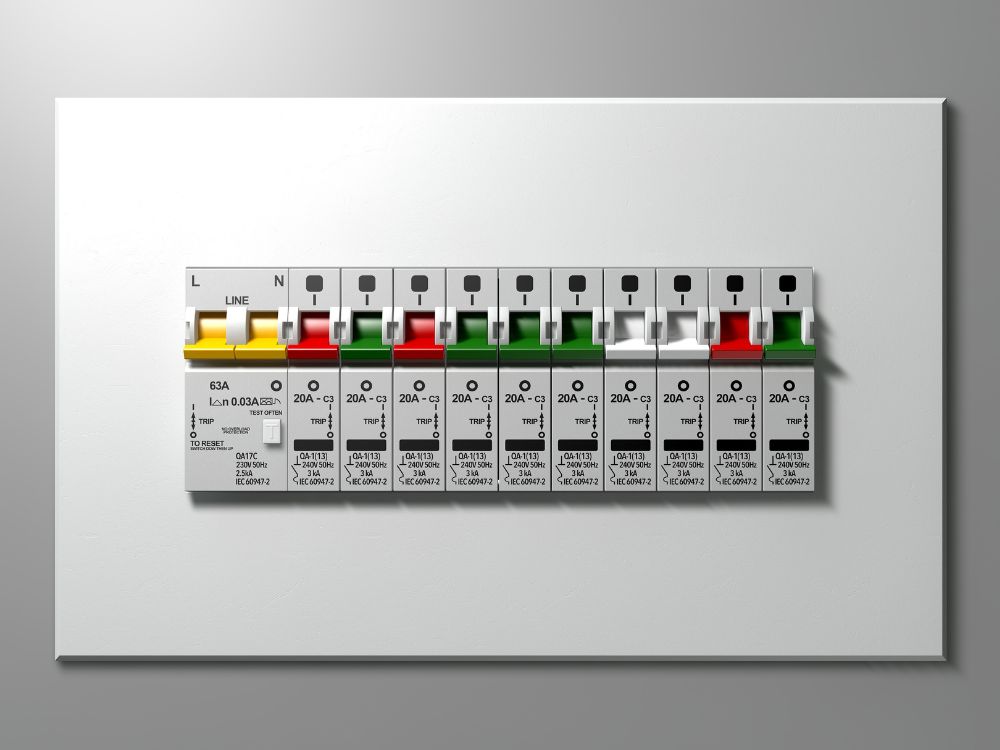 Quadro de distribuição elétrica com diversos modelos organizados, ilustrando a variedade de tipo de disjuntor para proteção de circuitos.