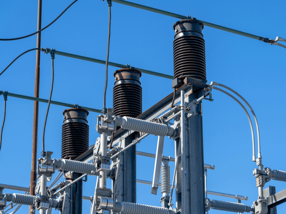 Equipamentos de uma subestação elétrica conectados por condutores, responsáveis pelo controle e distribuição da tensão elétrica.